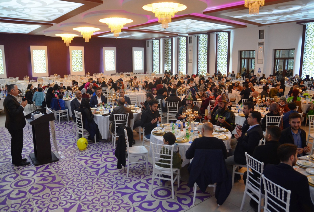 Kütahya\'da yetim çocuklara iftar verildi