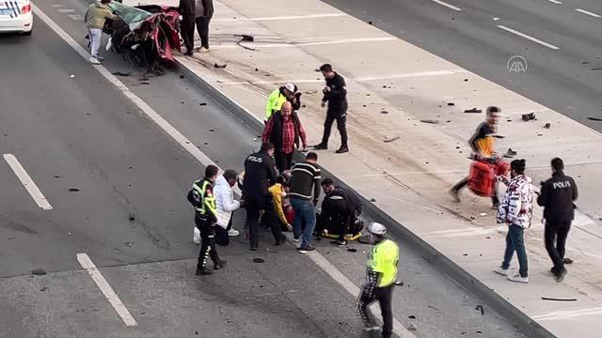 Maltepe\'de çarpmanın etkisiyle ikiye ayrılan otomobilin sürücüsü ağır yaralandı