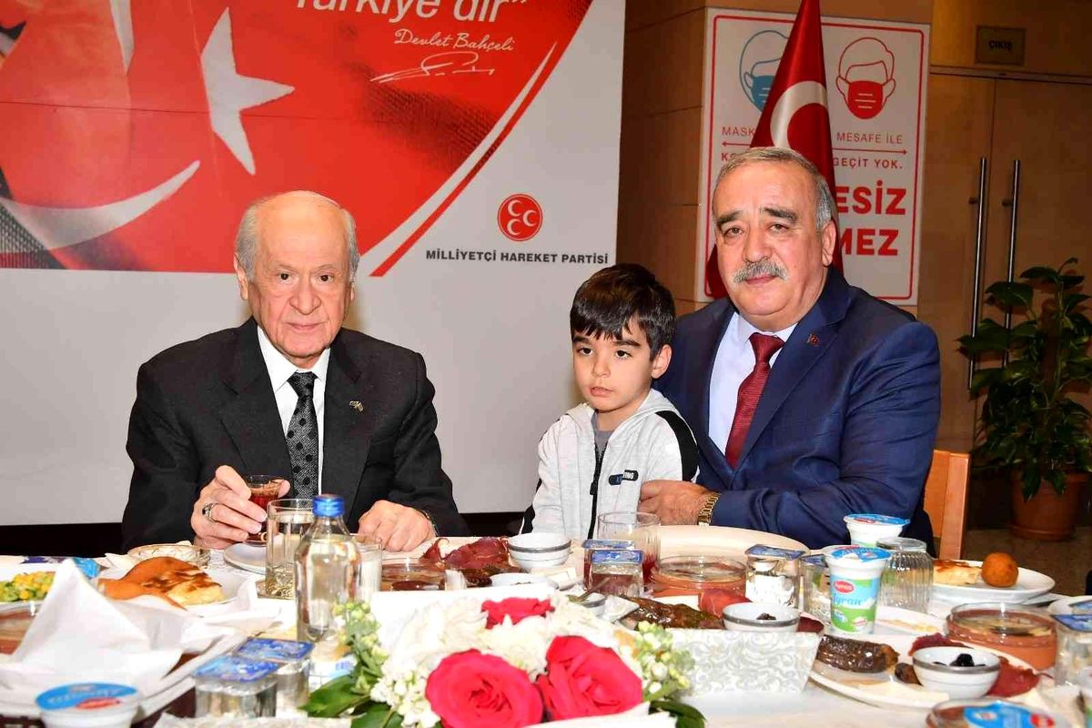MHP lideri Bahçeli, şehit aileleriyle iftar yemeğinde bir araya geldi