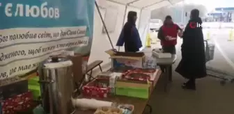 Moldova-Ukrayna sınır kapısında Ukraynalılara yiyecek-içecek yardımıYardım gönüllüsü Denis Neguritsa: 'Ukraynalılara mülteci değil, dostlarımız demek...