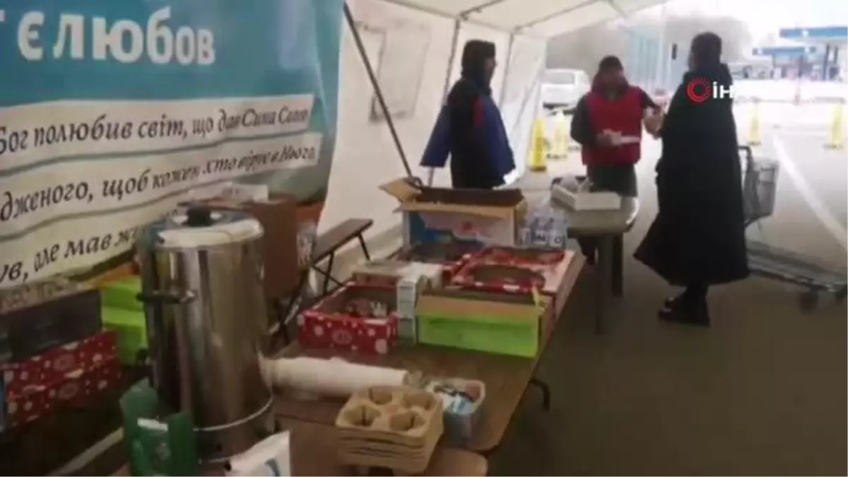 Moldova-Ukrayna sınır kapısında Ukraynalılara yiyecek-içecek yardımıYardım gönüllüsü Denis Neguritsa: 'Ukraynalılara mülteci değil, dostlarımız demek...