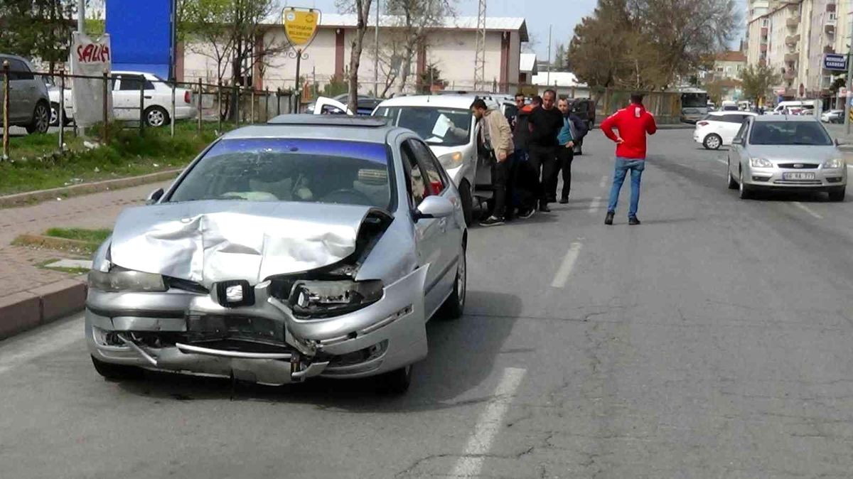 Otomobiller çarpıştı: 2 yaralı