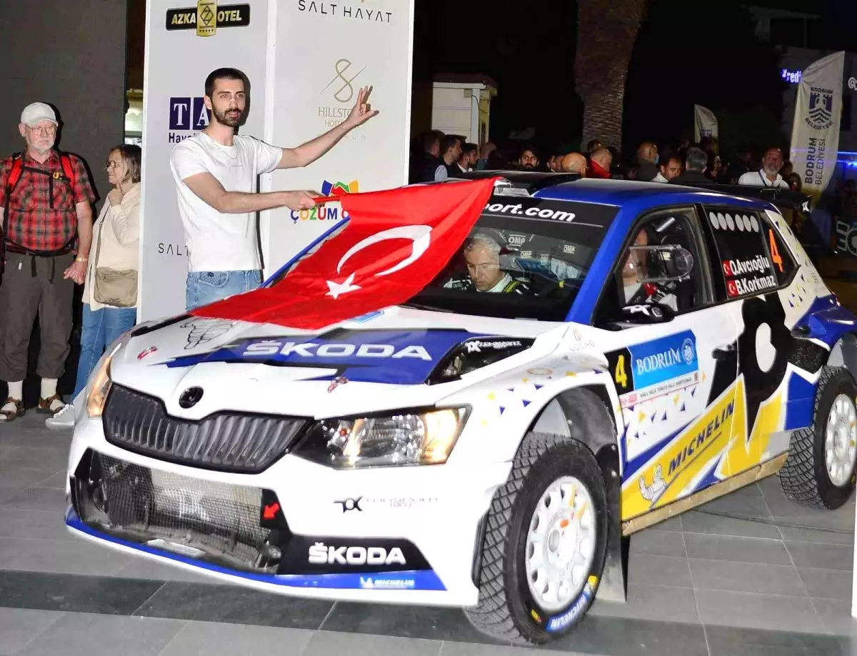 Ralli araçları Bodrum sokaklarını piste çevirdi