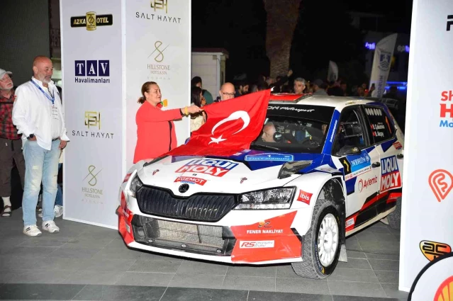 Ralli araçları Bodrum sokaklarını piste çevirdi