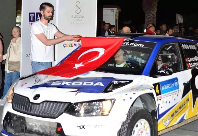 Ralli araçları Bodrum sokaklarını piste çevirdi