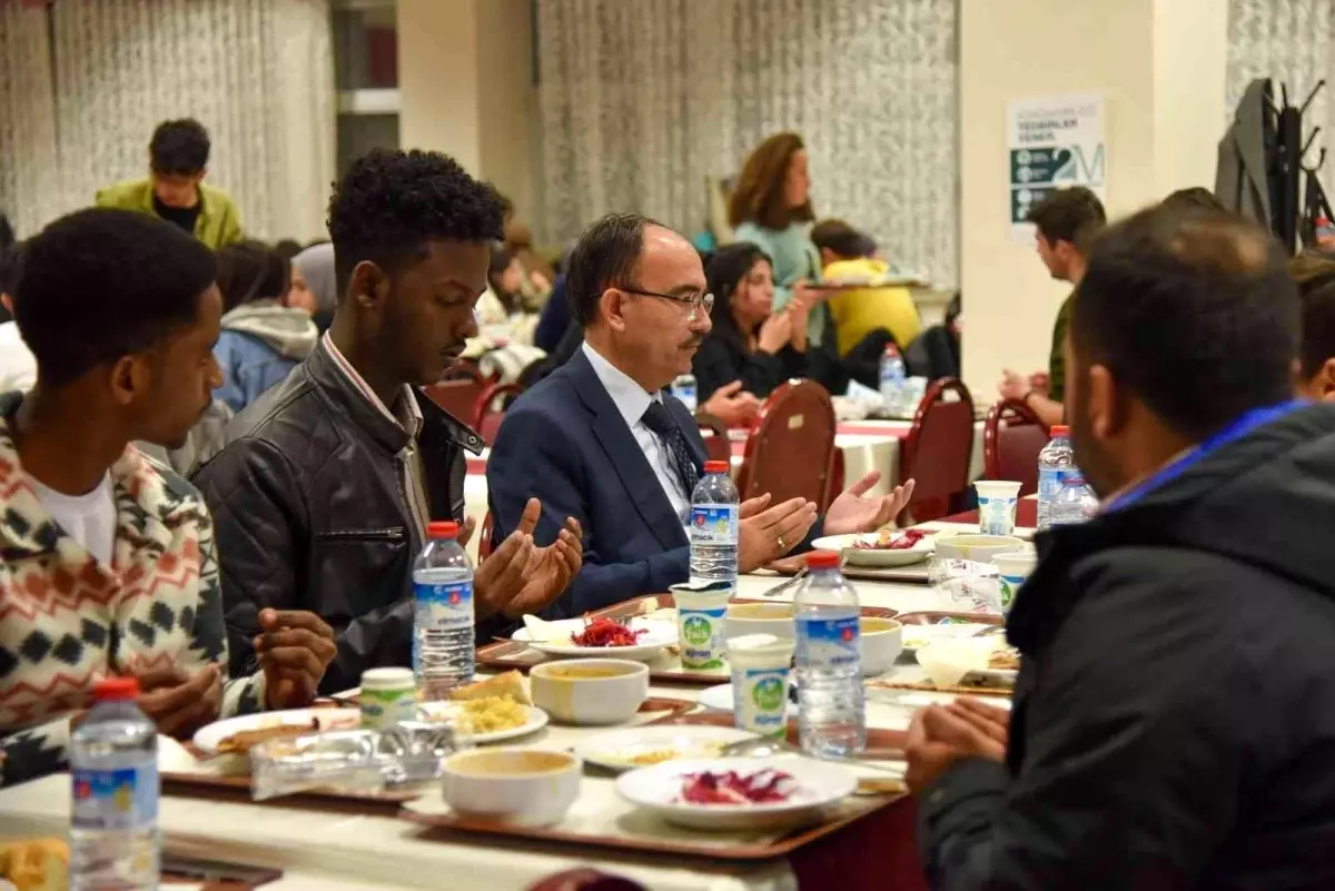 Rektör Beydemir, öğrencilerle iftarda buluştu