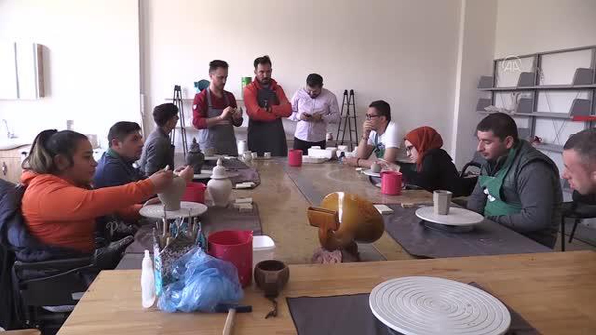 ŞANLIURFA - Engelli kursiyerler çamura şekil veriyor