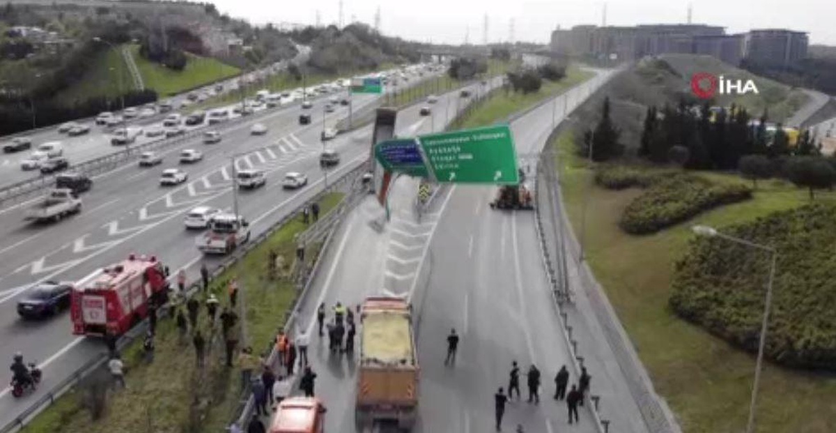 Seyrantepe TEM\'de tır damperi tabelaya çarptı