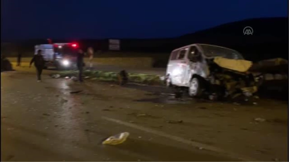 Son dakika haberi | Sinop\'ta otomobille minibüsün çarpıştığı kaza kameraya yansıdı