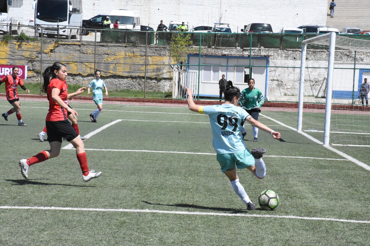 Şırnak\'ta, kadın futbol takımının 1. Lig\'e yükselmesinin sevinci yaşanıyor