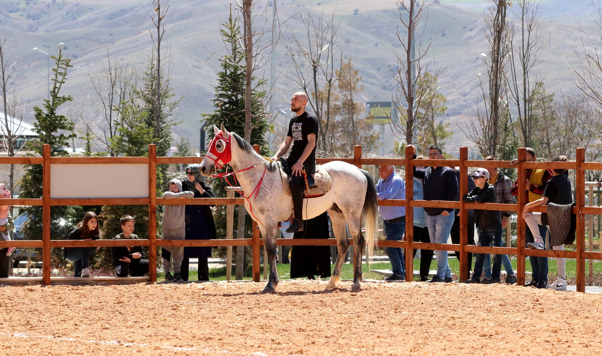 Atlı cirit heyecanı yaşandı