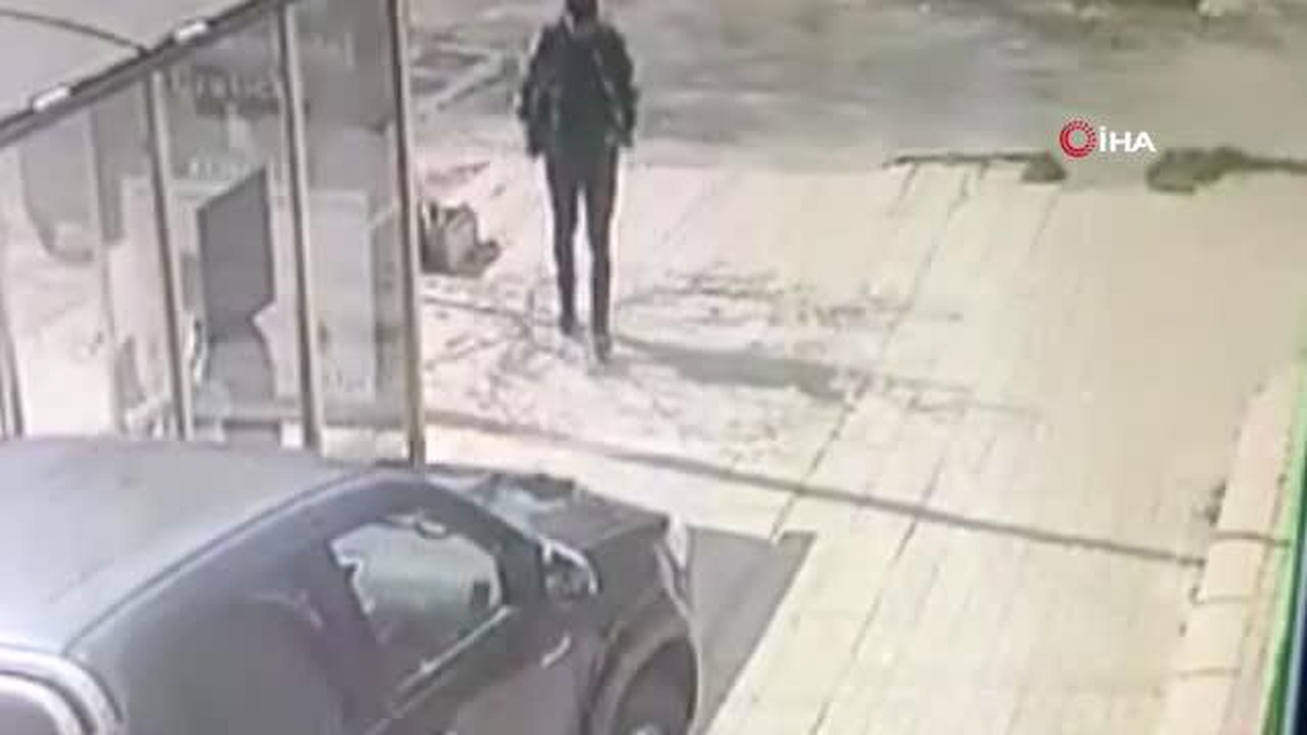 Sokak magandası, elektrik panosunu bir tekmede devirdi