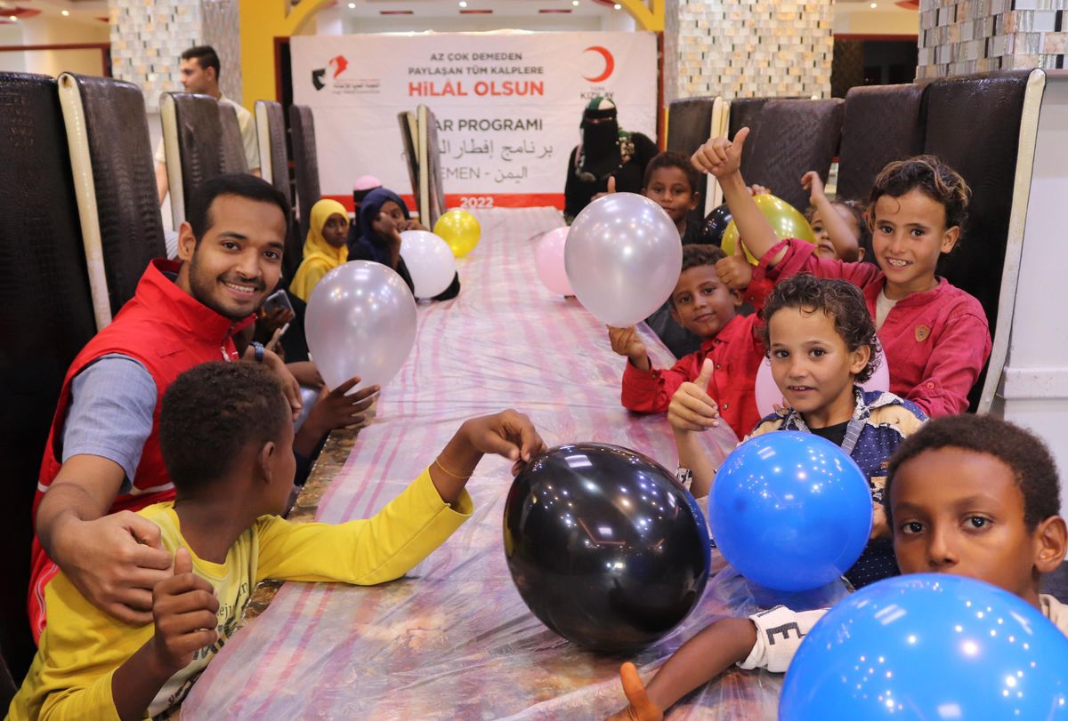 Türk Kızılay Yemen\'de 270 yetime iftar verdi