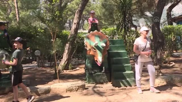 Ukraynalı savaş mağduru çocuklar Dinopark'ta eğlendi