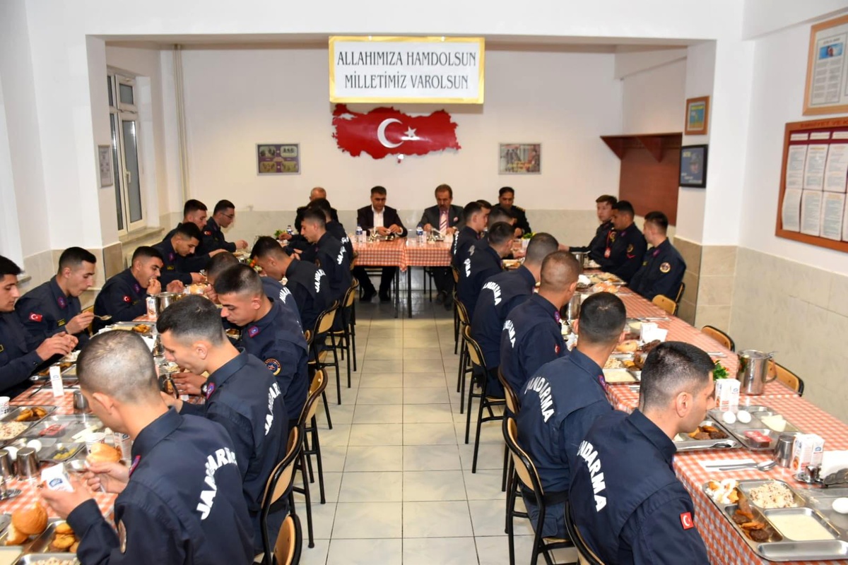 Karabük Valisi Gürel, Mehmetçik ile sahur yaptı