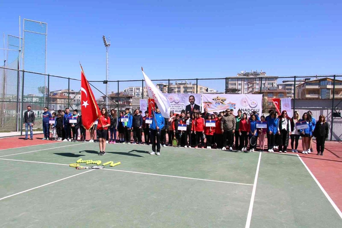 Van'da Analig Tenis Grubu müsabakaları başladı