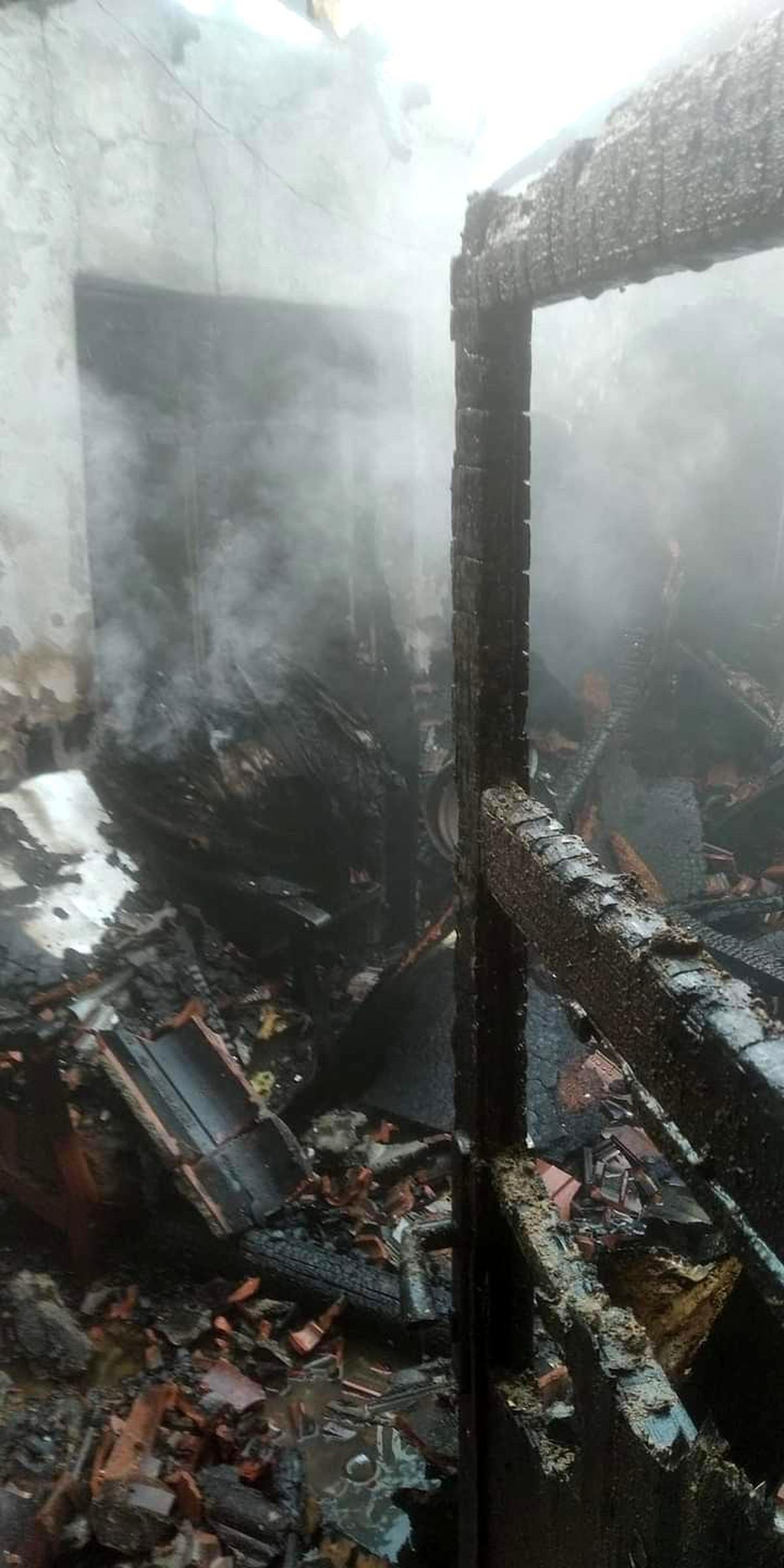Yangında bir ev kullanılamaz hale geldi