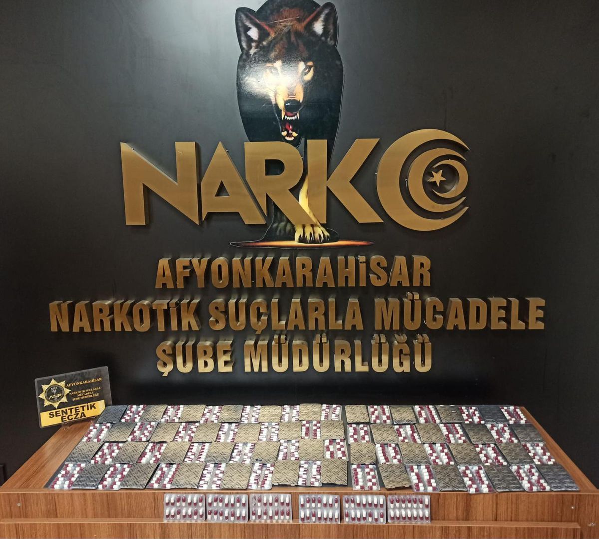 Afyonkarahisar\'da uyuşturucu ele geçirilen otomobildeki 4 zanlı tutuklandı
