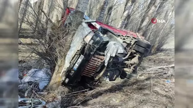 Ağrı'da feci kaza... Kamyonun şarampole devrilmesi sonucu 5 kişi hayatını kaybetti