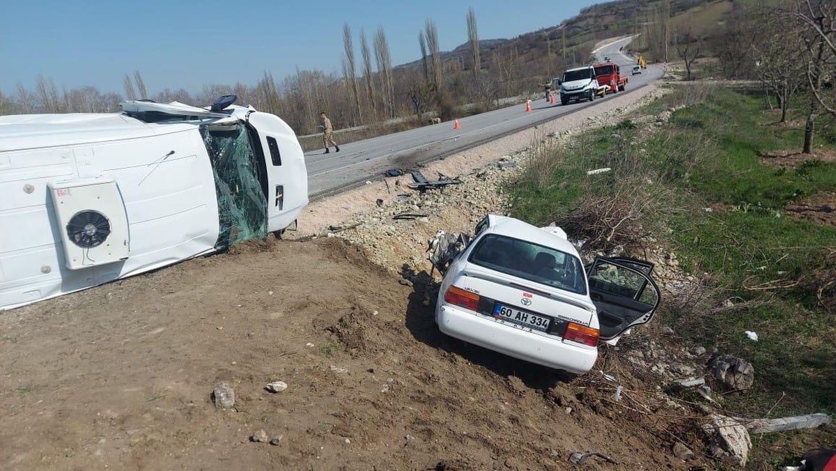 Amasya\'da minibüsle otomobilin çarpıştığı kazada 4 kişi yaralandı