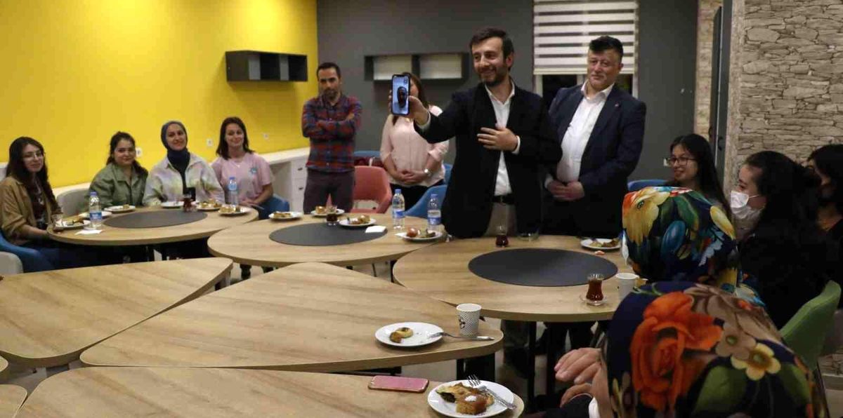 Bakan Kasapoğlu, Aydınlı öğrencilerle görüştü