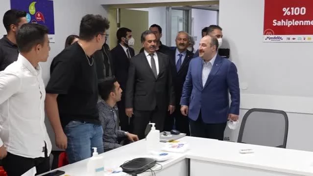 Bakan Varank, Gebze'de şekerleme üretilen tesiste gençlerle buluştu