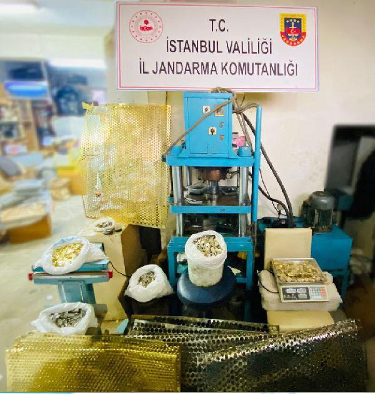 Son dakika haber | BAŞAKŞEHİR\'DE JANDARMADAN SAHTE MADENİ EURO OPERASYONU