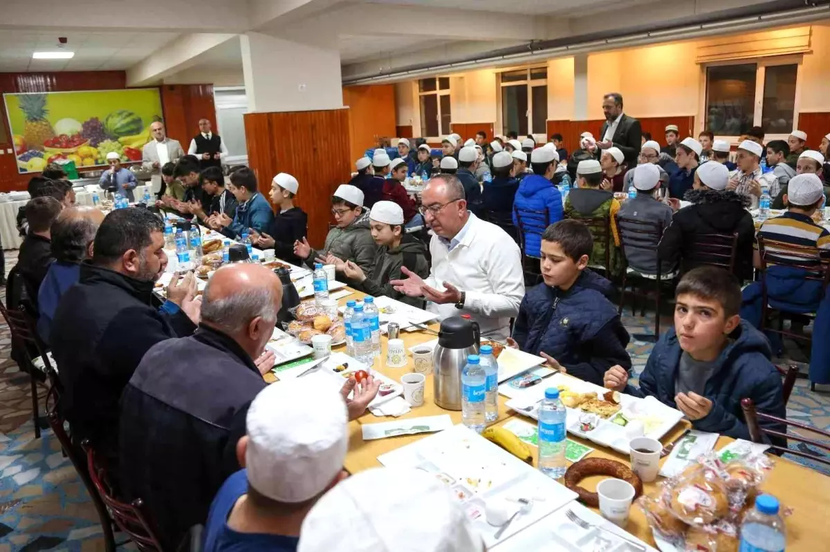 Başkan Mustafa Kavuş huzurevinde iftar, Kur\'an kursunda sahur yaptı