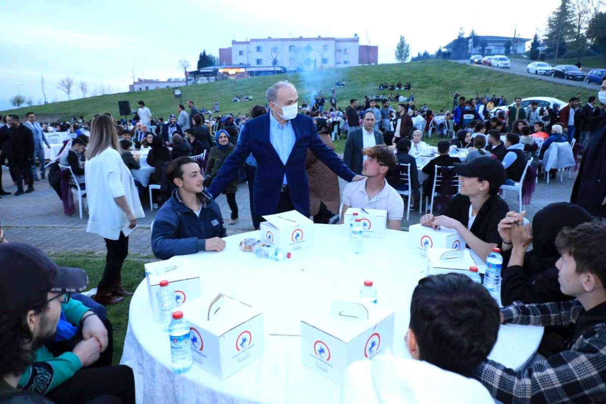 Başkan Özlü yüzlerce gençle iftarda bir araya geldi