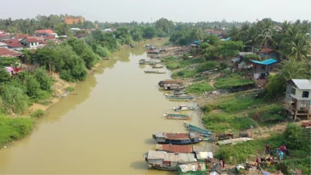 BATDAMBANG - Kamboçyalı bazı yoksul aileler "tekne evlerde" yaşıyor