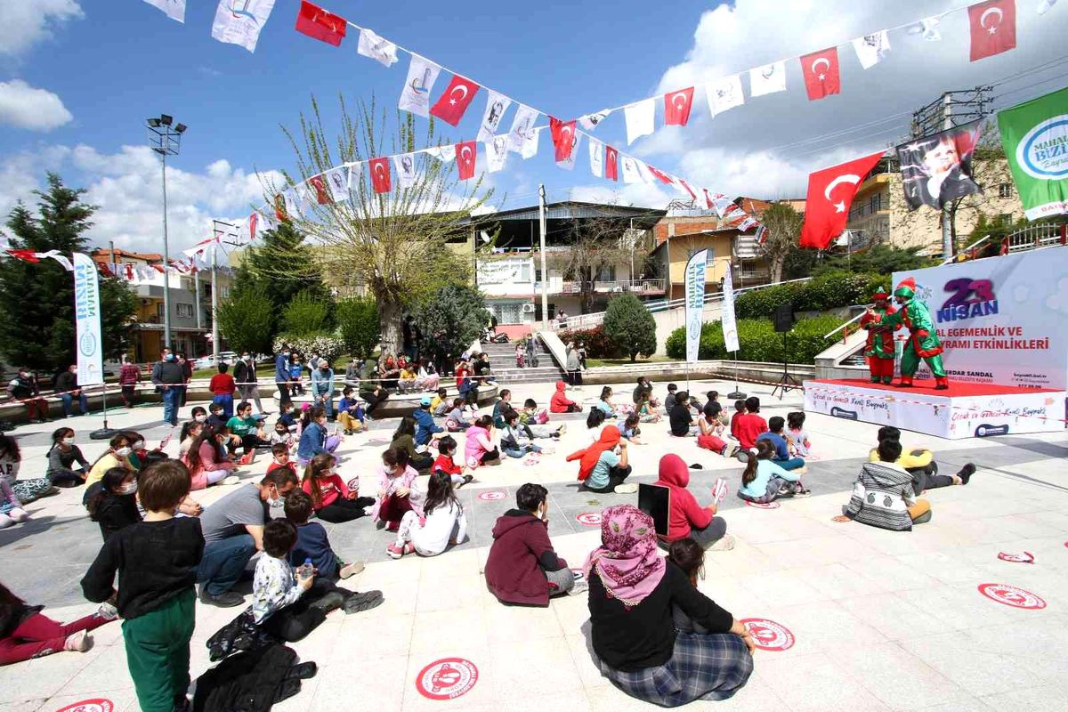 Bayraklı\'da 23 Nisan coşkusu