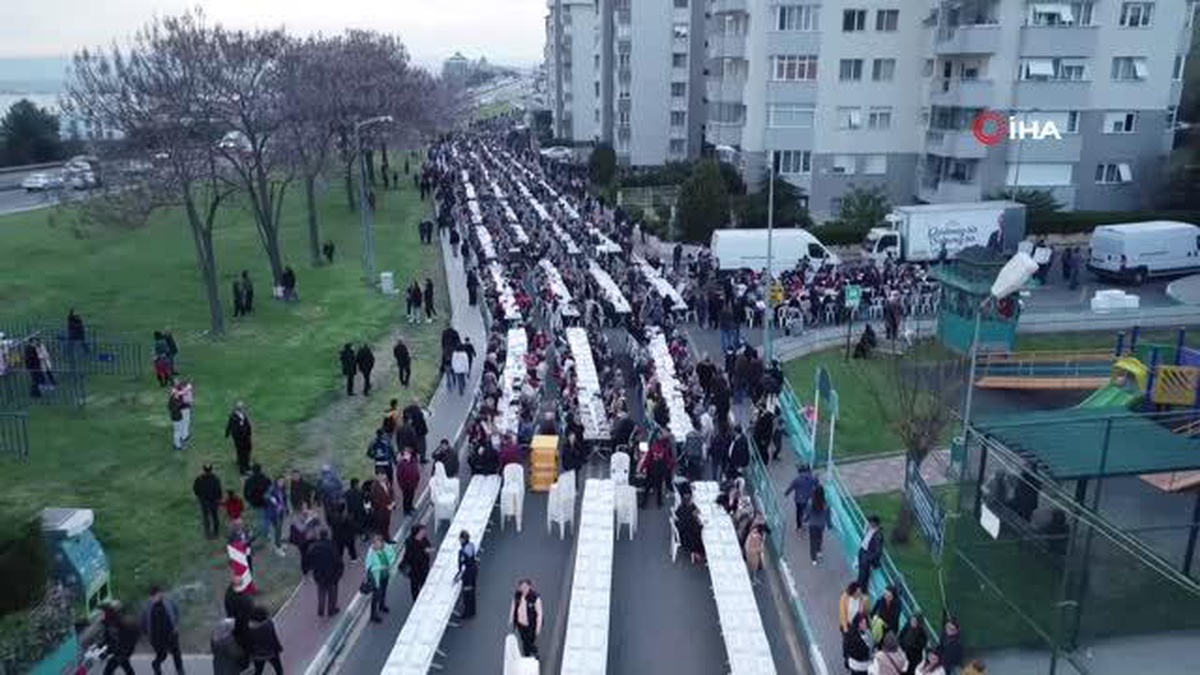 Binlerce kişinin buluştuğu iftar sofrası böyle görüntülendi