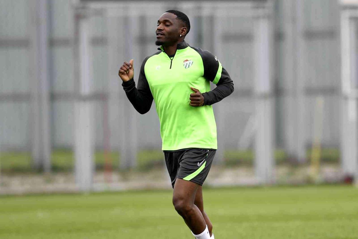 Bursaspor\'da kadro dışı kalan Bifouma\'dan açıklama geldi