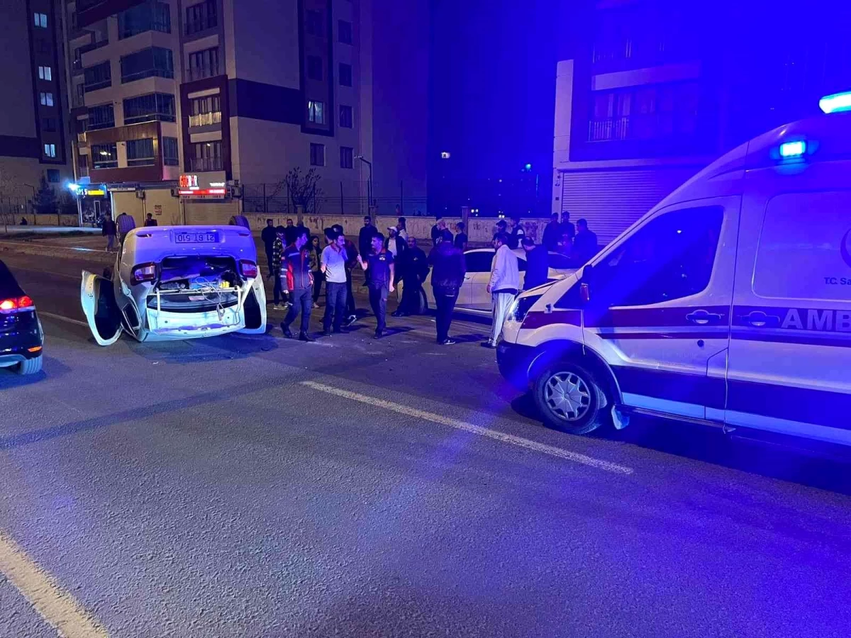 Diyarbakır\'da kavşakta kontrolü kaybedilen otomobil takla attı