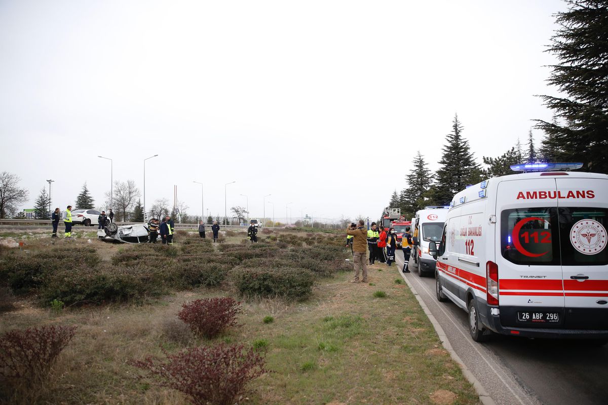 Eskişehir\'de otomobilin şarampole devrilmesi sonucu 6 kişi yaralandı