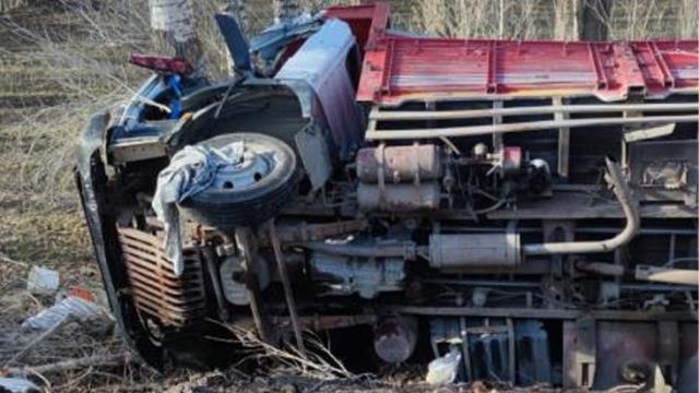 Ev eşyası yüklü kamyon şarampole yuvarlandı, 4'ü aynı aileden 5 kişi hayatını kaybetti