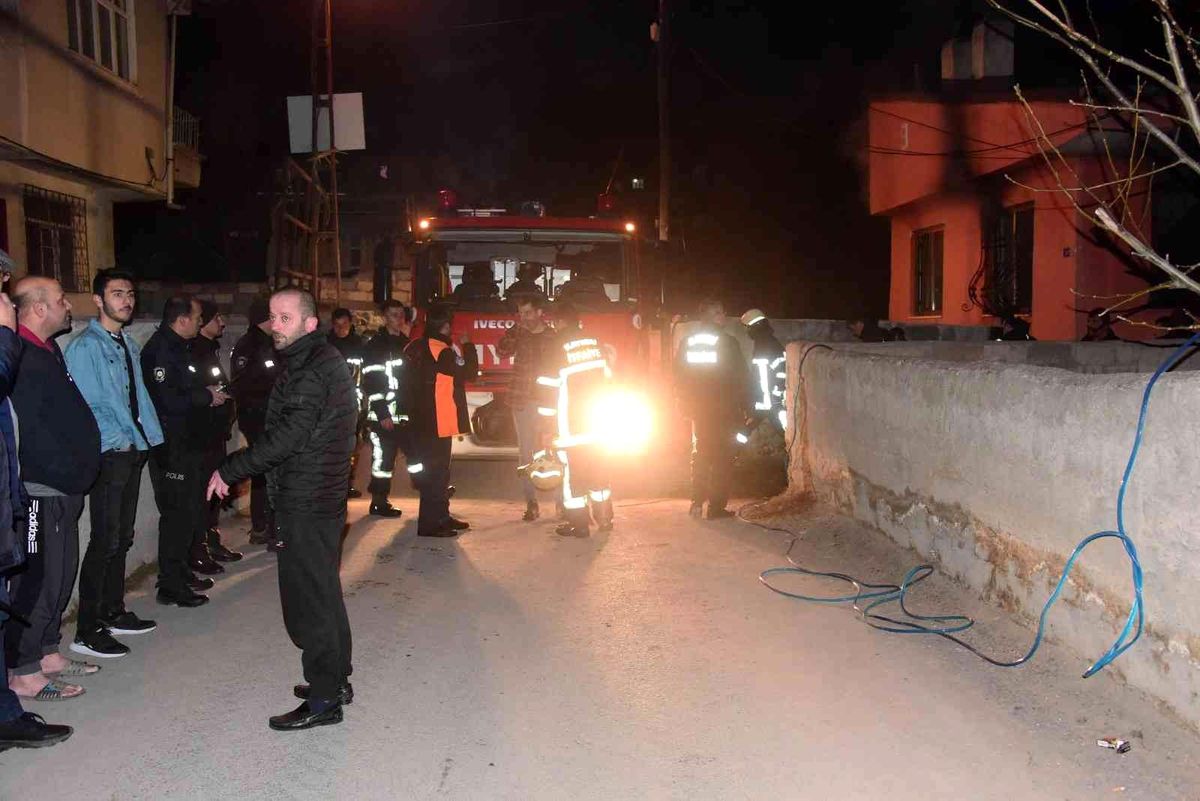 Evi ateşe verip kapıyı üzerlerine kilitlediler