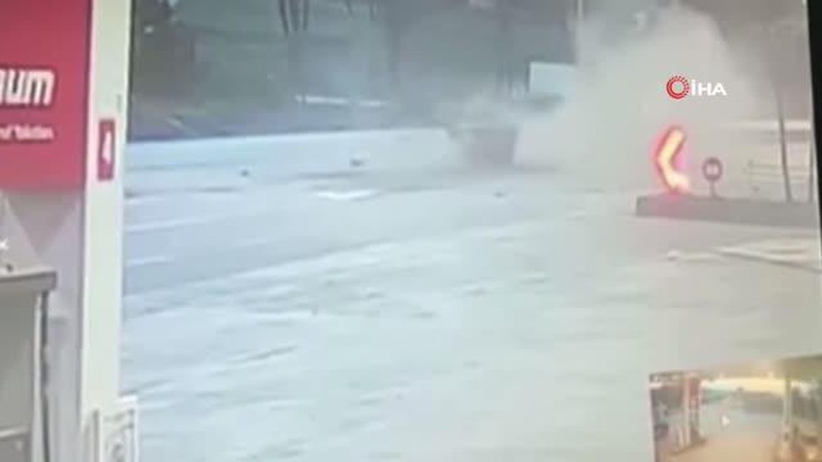 İki aracın çarpıştığı kazanın güvenlik kamerası görüntüleri ortaya çıktı