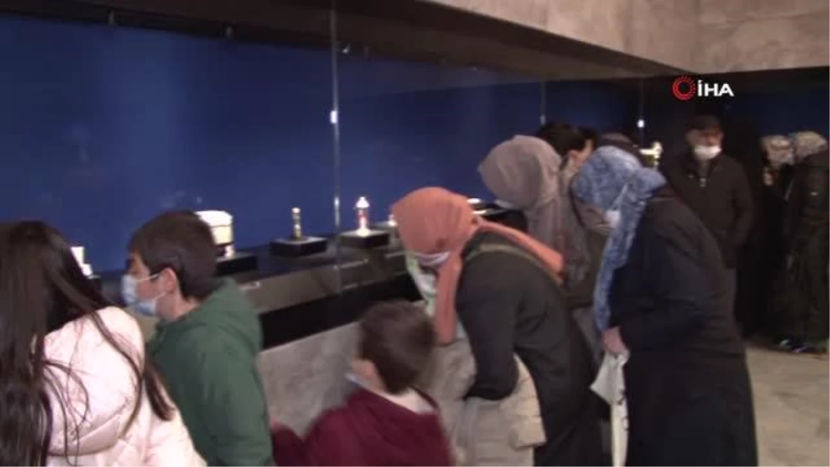 İslam Medeniyetleri Müzesi\'nde kutsal emanetlere yoğun ilgi