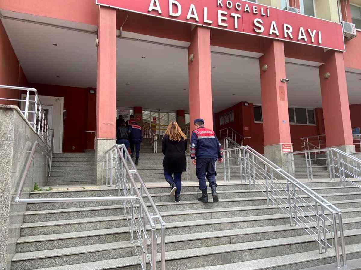 Son Dakika | Jandarma ekiplerinin durdurduğu araçta bin 827 uyuşturucu ele geçirildi: 3 tutuklama