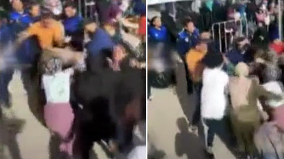 İftar çadırı önünde saç saça baş başa kavga ettiler! O anlar saniye saniye kamerada