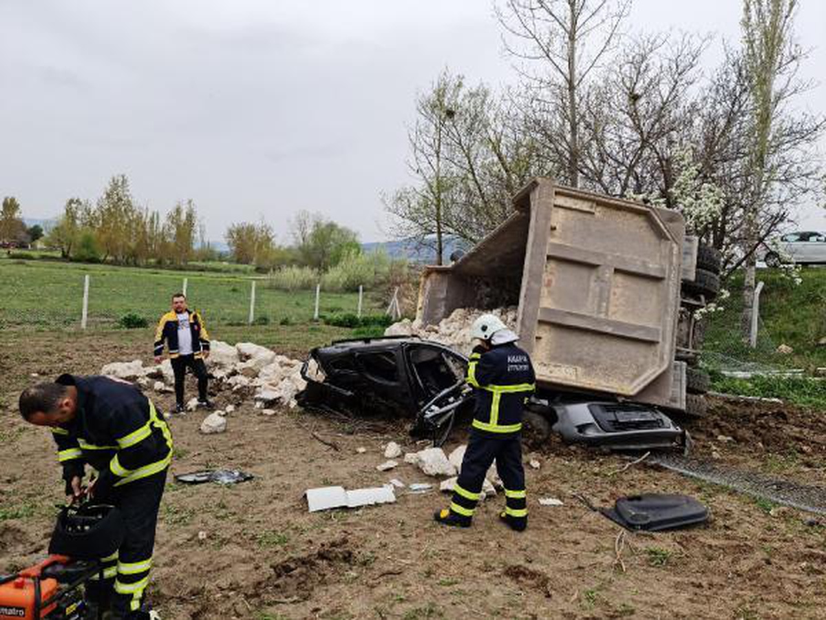 KAMYON, HAFİF TİCARİ ARACIN ÜZERİNE DEVRİLDİ: 1 ÖLÜ, 2 YARALI