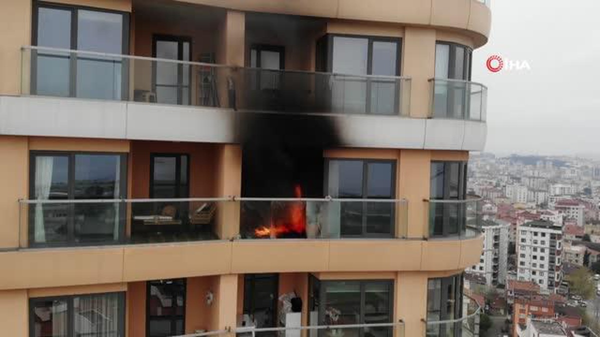 Kartal\'da 34 katlı binada yangın: Alevlere teslim olan daire böyle görüntülendi