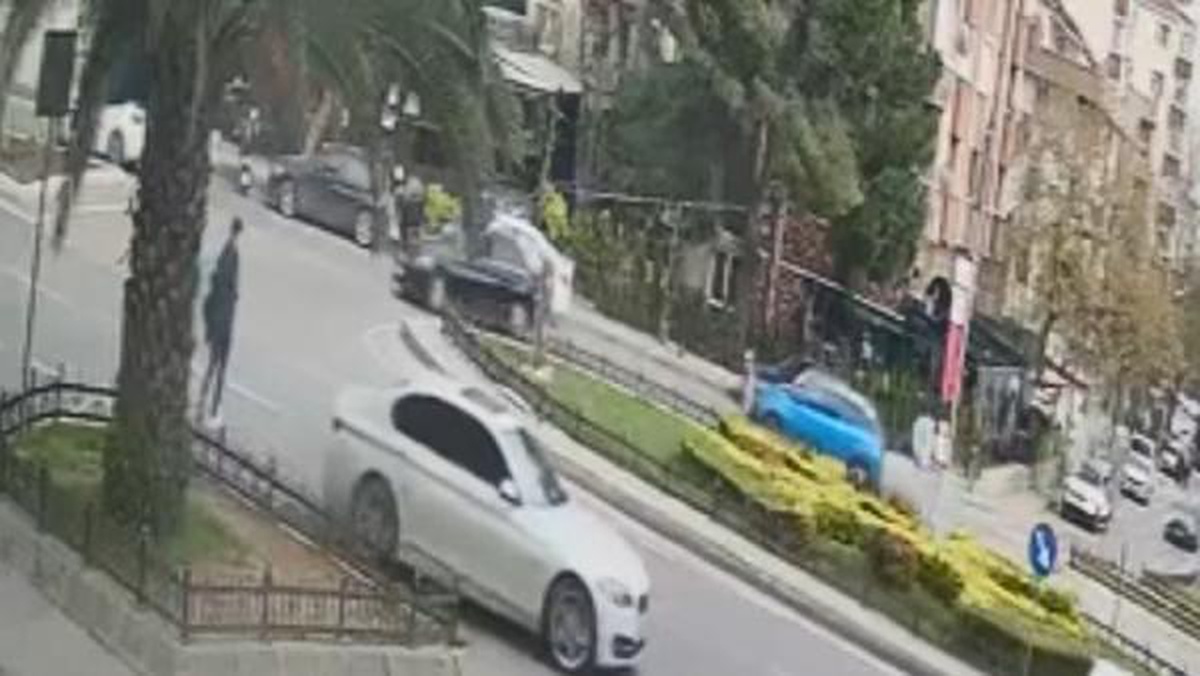 KARTAL\'DA OTOMOBİLİN YAYAYA ÇARPTIĞI KAZA KAMERADA 1 ÖLÜ