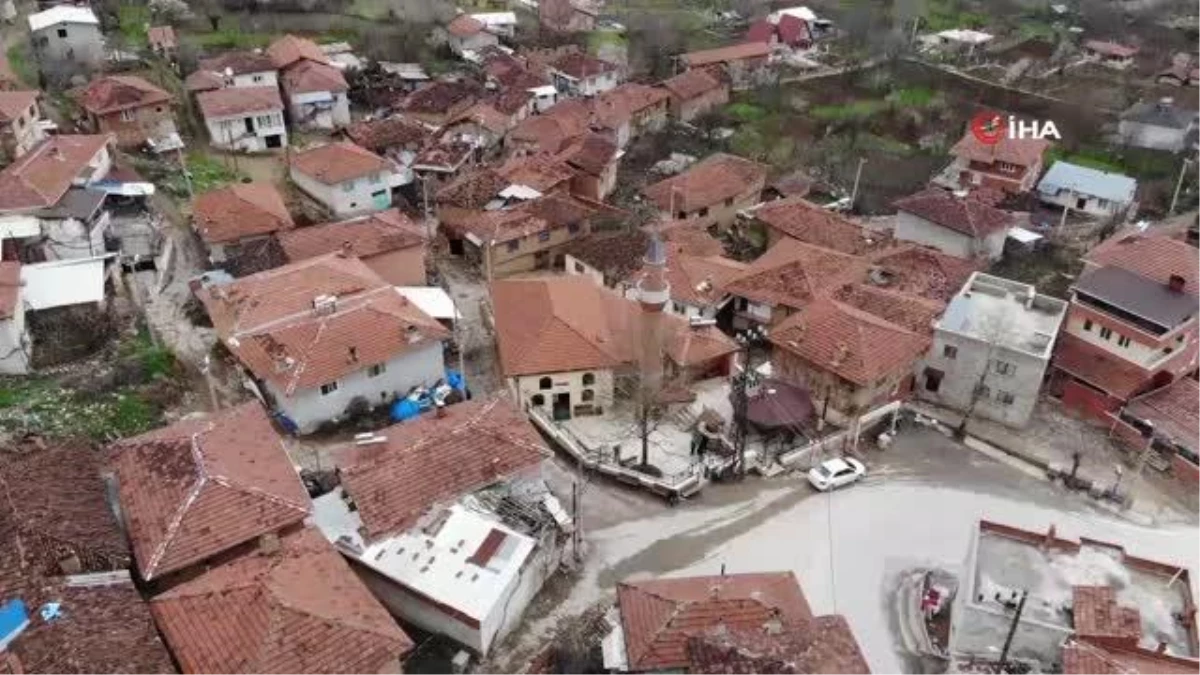 Köylüler kendilerine emanet edilen yüzlerce yıllık sancağa gözü gibi bakıyor