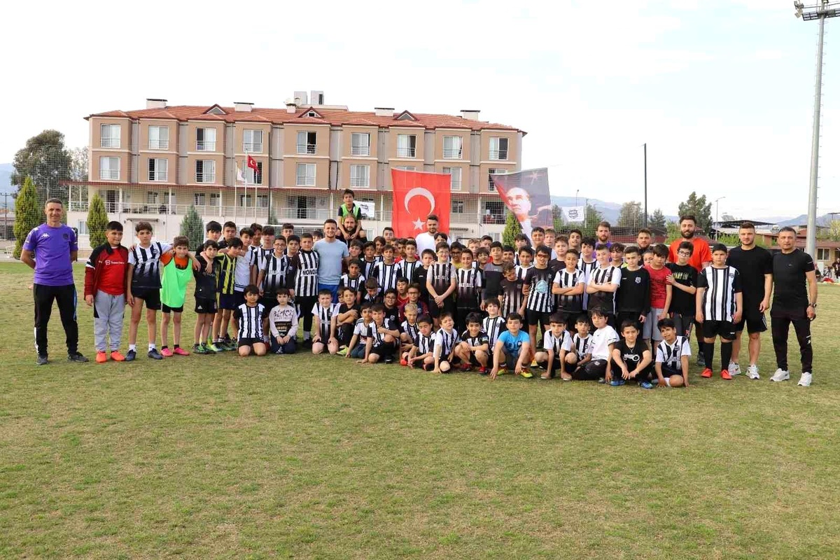 Nazilli Belediyespor\'lu futbolcular genç sporcular ile buluştu
