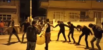 Ramazan davulcusuna sürpriz yapıp, sahur vakti halay çektiler