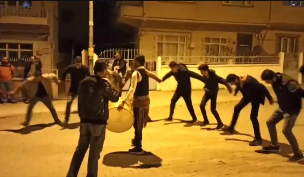 Ramazan davulcusuna sürpriz yapıp, sahur vakti halay çektiler