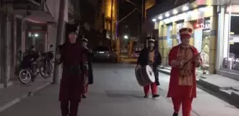 Sahurda davul yerine mehteren takımı uyandırdı