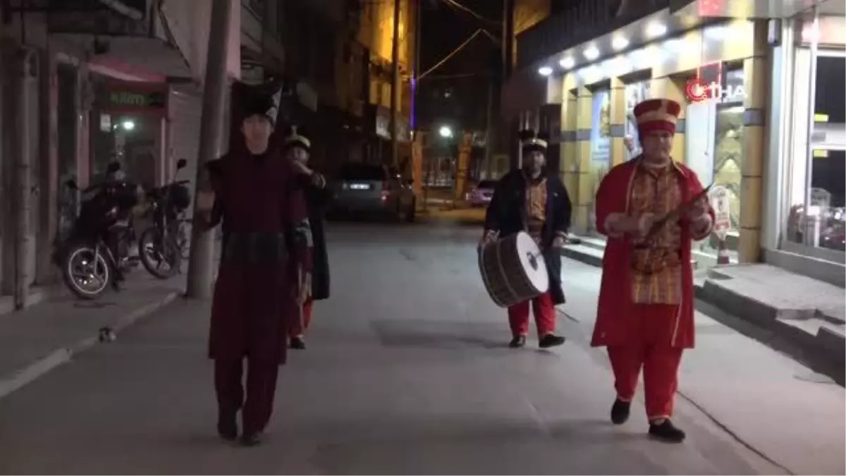 Sahurda davul yerine mehteren takımı uyandırdı